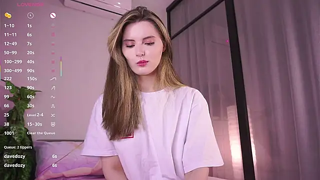 Snapshot of LoraDevon chatting on October 29, 5:23 pm LoraDevon online show from October 29, 5:23 pm