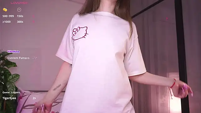 Snapshot of LoraDevon chatting on November 3, 4:10 pm LoraDevon online show from November 3, 4:10 pm