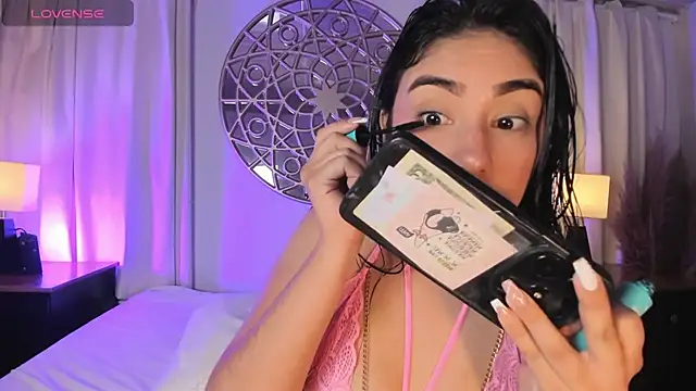 Snapshot of Belliinda_21 chatting on March 20, 6:53 pm Belliinda 21 online show from March 20, 6:53 pm