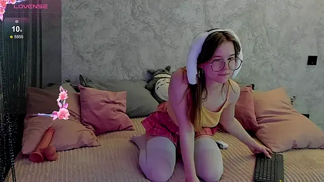 Snapshot of Hibisceae chatting on November 28, 6:19 pm Hibisceae online show from November 28, 6:19 pm