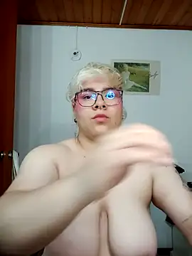 Snapshot of amalia_love chatting on September 21, 6:07 am amalia love online show from September 21, 6:07 am