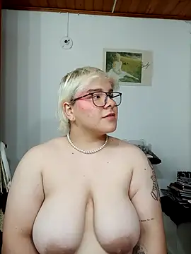 Snapshot of amalia_love chatting on October 5, 5:31 am amalia love online show from October 5, 5:31 am