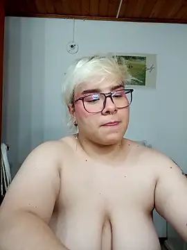 Snapshot of amalia_love chatting on October 9, 5:19 am amalia love online show from October 9, 5:19 am