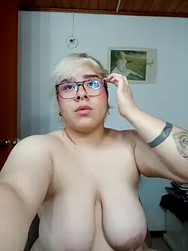 Snapshot of amalia_love chatting on October 18, 6:04 am amalia love online show from October 18, 6:04 am