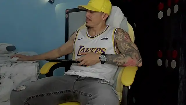 Snapshot of Alex_motta chatting on October 31, 3:36 am Alex motta online show from October 31, 3:36 am