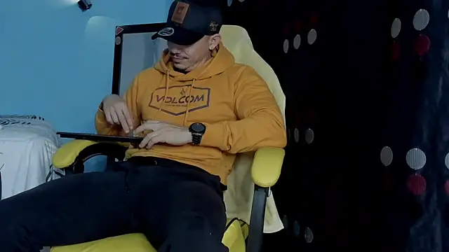 Snapshot of Alex_motta chatting on October 9, 4:13 am Alex motta online show from October 9, 4:13 am