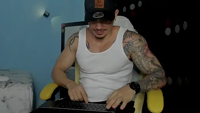 Snapshot of Alex_motta chatting on November 1, 4:08 am Alex motta online show from November 1, 4:08 am