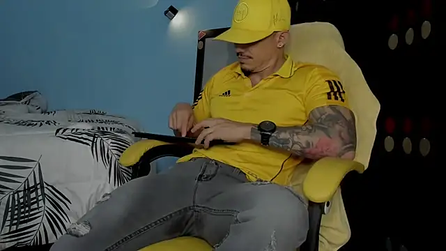 Snapshot of Alex_motta chatting on October 11, 4:02 am Alex motta online show from October 11, 4:02 am