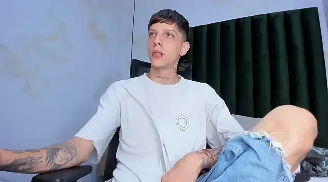 Snapshot of Adam_hard_ chatting on December 4, 7:39 pm Adam hard  online show from December 4, 7:39 pm