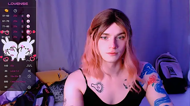 Snapshot of Alice_Hells chatting on October 19, 5:54 am Alice Hells online show from October 19, 5:54 am