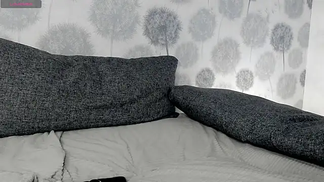 Snapshot of EngelFugler chatting on March 2, 2:15 pm EngelFugler online show from March 2, 2:15 pm