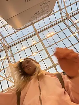 Snapshot of Lia__Love chatting on November 17, 12:09 pm Lia Love online show from November 17, 12:09 pm