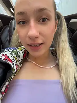 Snapshot of Lia__Love chatting on September 17, 1:13 pm Lia Love online show from September 17, 1:13 pm