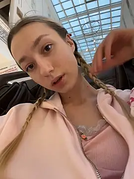 Snapshot of Lia__Love chatting on November 20, 12:06 pm Lia Love online show from November 20, 12:06 pm