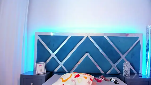 Tiffanymiller00 online show from April 30, 8:57 pm