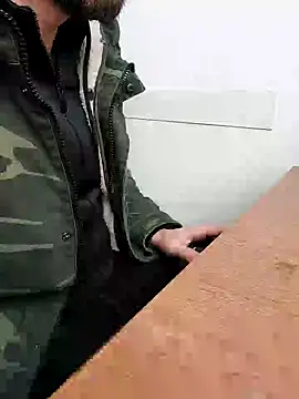 Snapshot of vasin12788bv chatting on February 18, 11:33 am vasin12788bv online show from February 18, 11:33 am