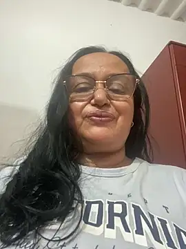Snapshot of GiaNahomi chatting on February 6, 3:06 am GiaNahomi online show from February 6, 3:06 am