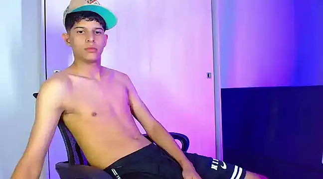 LiamGadiell online show from December 19, 9:18 am