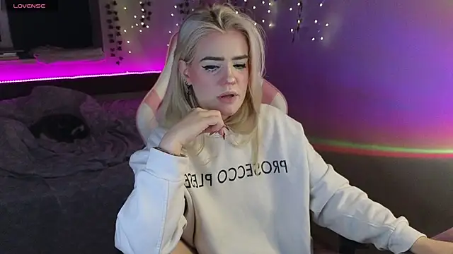 RedVelveten online show from October 9, 8:20 pm