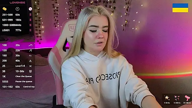 RedVelveten online show from September 29, 7:41 pm