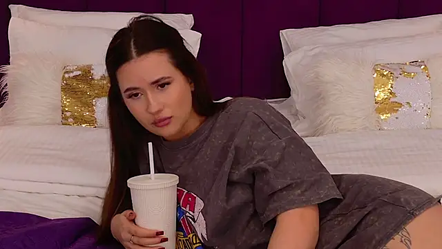 milaleoneli online show from March 17, 6:32 pm