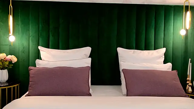 milaleoneli online show from April 15, 2:43 pm