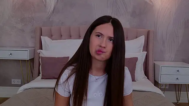 milaleoneli online show from February 1, 3:10 pm