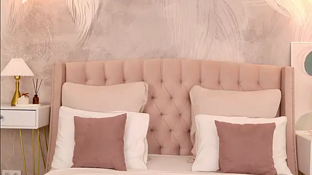 milaleoneli online show from March 24, 2:28 pm