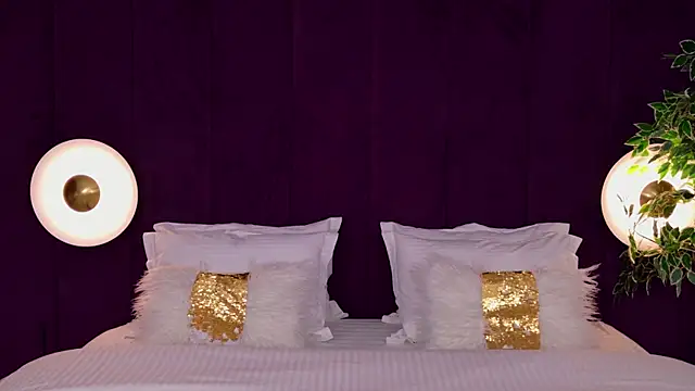 milaleoneli online show from October 9, 2:50 pm