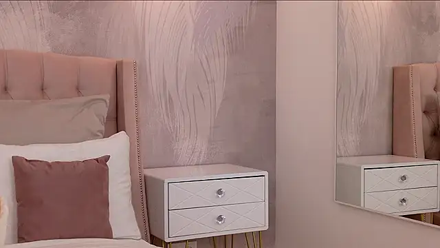 milaleoneli online show from March 9, 3:04 pm