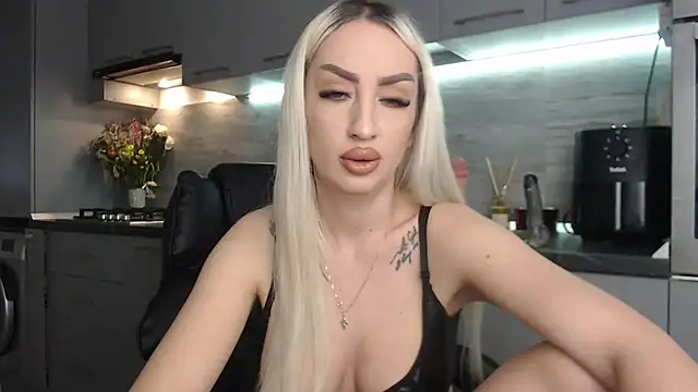 queenzoora online show from March 18, 5:25 pm