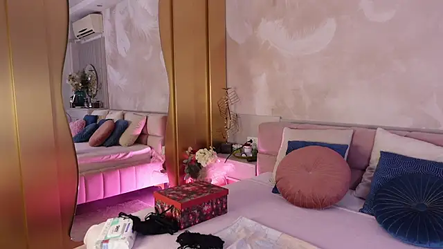 Snapshot of JullyBlair chatting on November 19, 5:51 am JullyBlair online show from November 19, 5:51 am