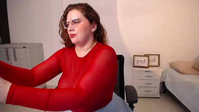 Snapshot of MartinaGuzmann chatting on October 21, 12:11 am MartinaGuzmann online show from October 21, 12:11 am