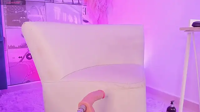 Snapshot of MiaCavallii_ chatting on October 24, 4:22 am MiaCavallii online show from October 24, 4:22 am