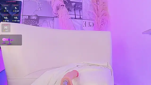 Snapshot of MiaCavallii_ chatting on October 30, 3:05 am MiaCavallii online show from October 30, 3:05 am