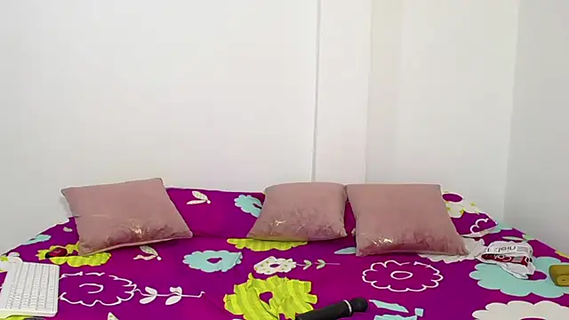 Lara Jean01 online show from January 3, 6:44 am