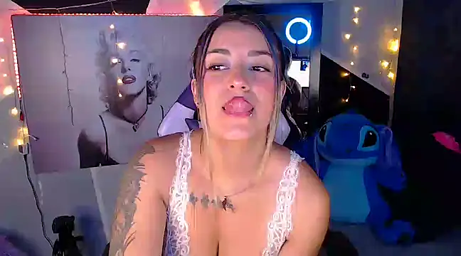 Snapshot of Samanta_james19 chatting on February 25, 8:21 pm Samanta james19 online show from February 25, 8:21 pm