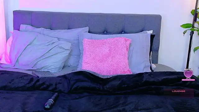 Snapshot of Rouse_Hilton chatting on September 29, 9:20 pm Rouse Hilton online show from September 29, 9:20 pm