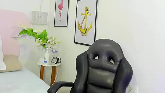 naomiii   online show from October 15, 11:40 am