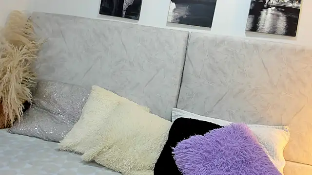 naomiii   online show from May 4, 11:24 am