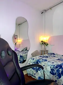 naomiii   online show from October 18, 11:45 am