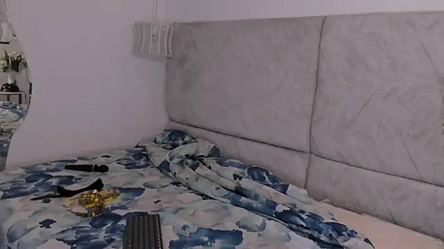 Snapshot of naomiii__ chatting on November 8, 11:47 am naomiii online show from November 8, 11:47 am