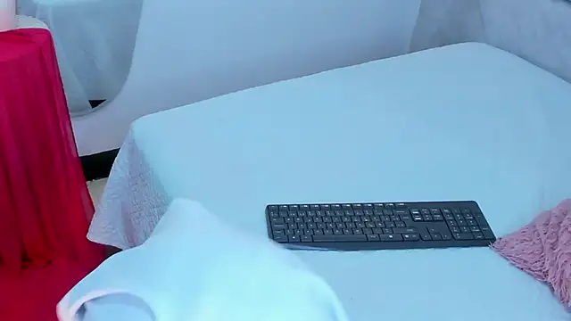 Snapshot of naomiii__ chatting on November 20, 11:33 am naomiii online show from November 20, 11:33 am