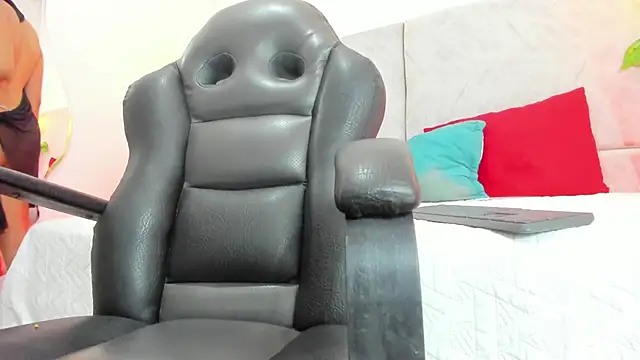 naomiii   online show from April 9, 12:00 pm