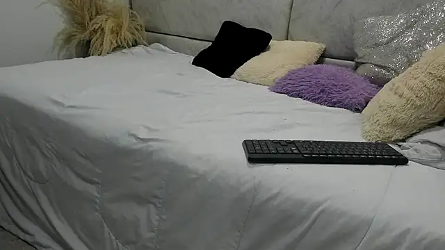 naomiii   online show from May 26, 11:19 am