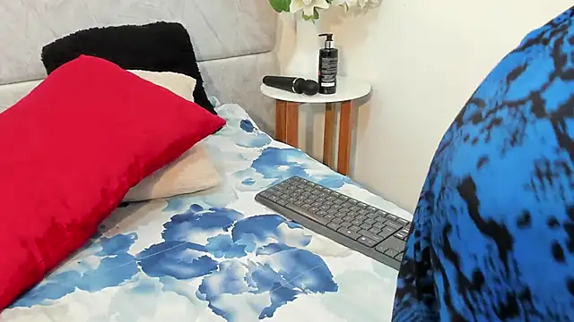 Snapshot of naomiii__ chatting on November 13, 11:47 am naomiii online show from November 13, 11:47 am