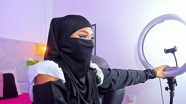 Snapshot of naomiii__ chatting on October 24, 12:04 pm naomiii online show from October 24, 12:04 pm