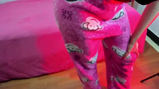 Snapshot of naomiii__ chatting on November 26, 11:43 am naomiii online show from November 26, 11:43 am