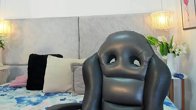 Snapshot of naomiii__ chatting on November 24, 6:52 pm naomiii online show from November 24, 6:52 pm