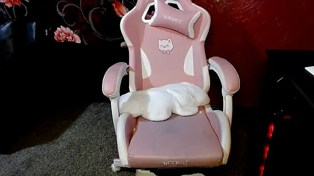 Snapshot of daddy_girl88 chatting on October 31, 3:14 am daddy girl88 online show from October 31, 3:14 am